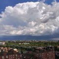 Pogled na grad i okolne planine s mog balkon aperitiv bara